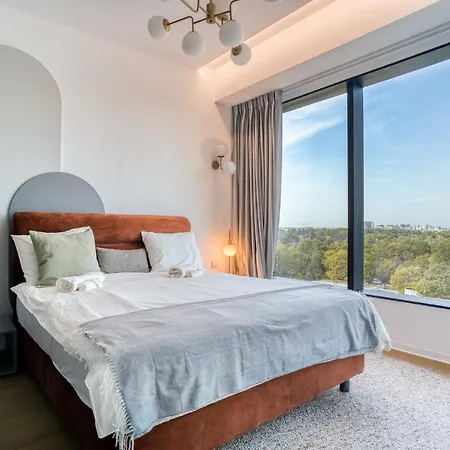 A Window To Extravagance & Unmatched Views Apartment *